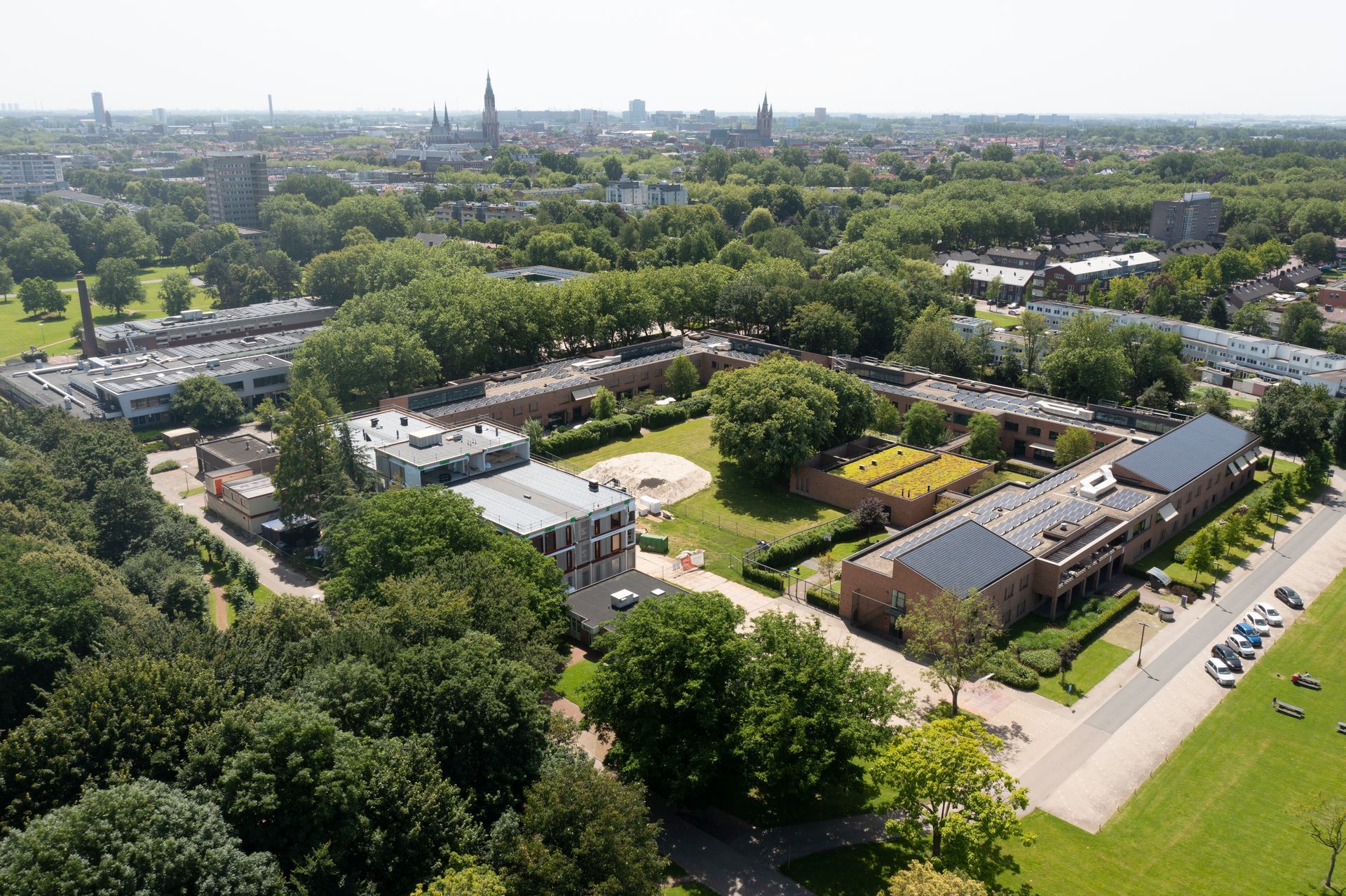 Een luchtfoto van een stad met veel gebouwen en bomen