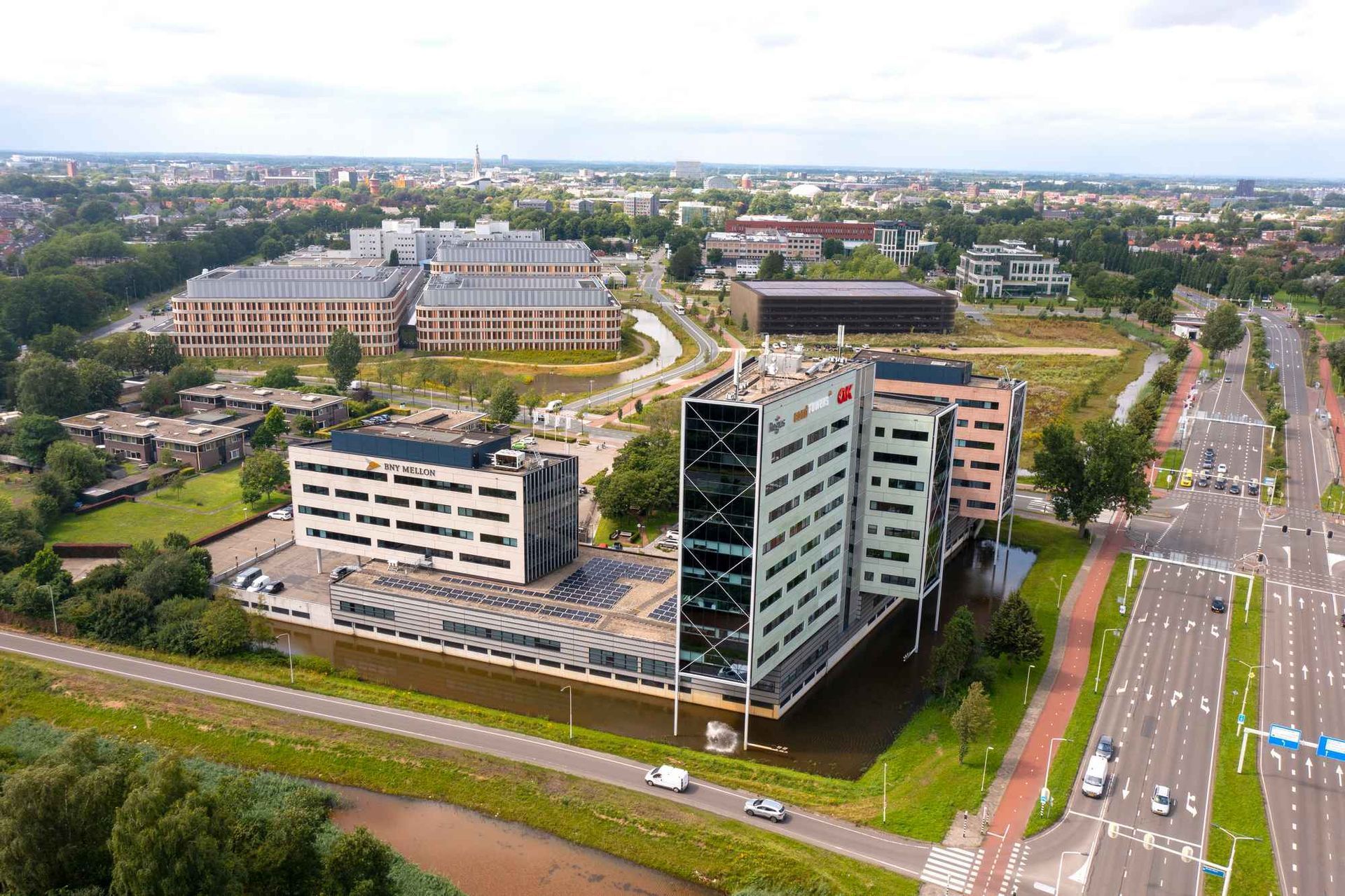 Een luchtfoto van een stad met veel gebouwen en wegen.