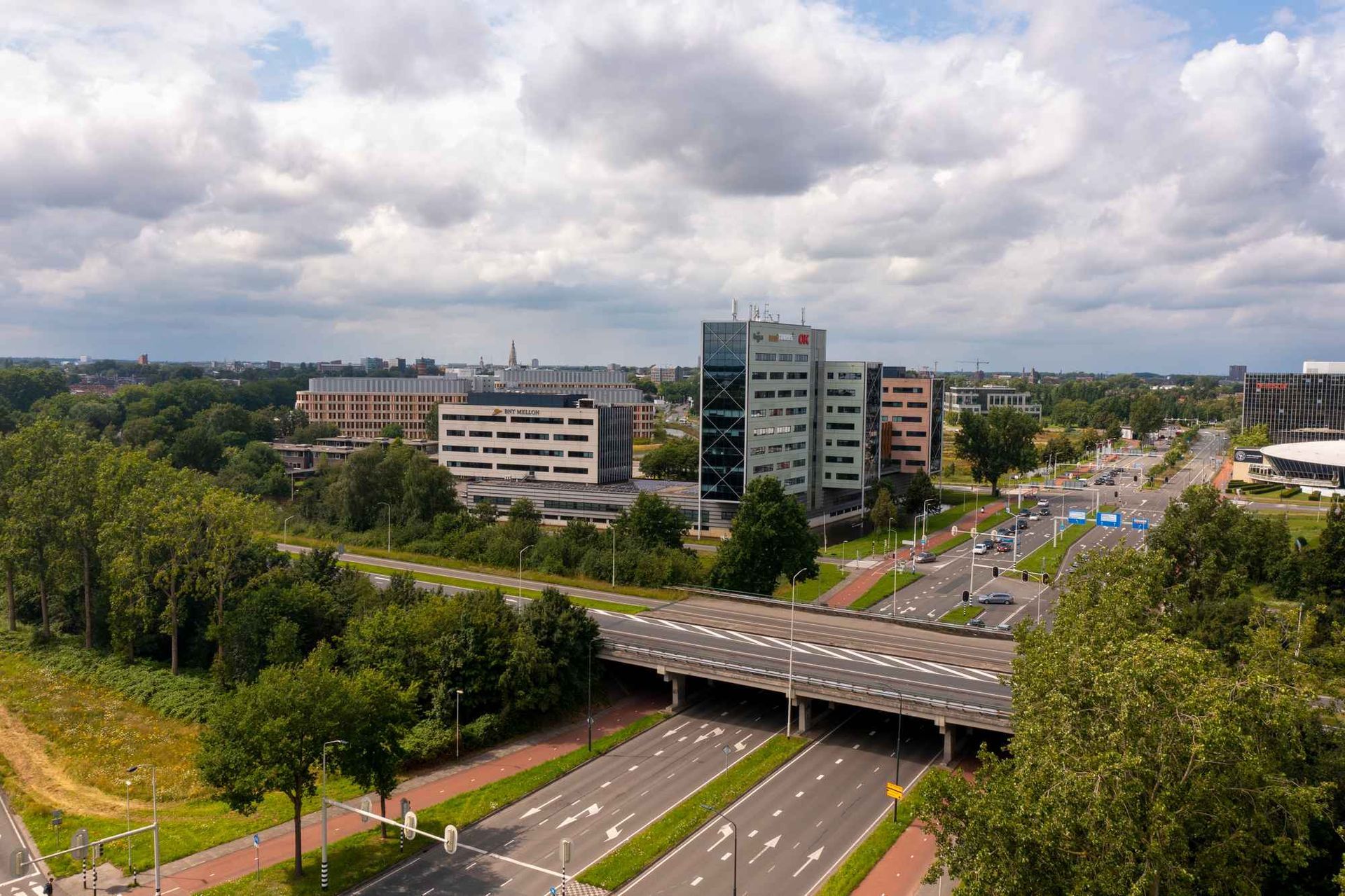 Een luchtfoto van een stad met een brug over een snelweg.