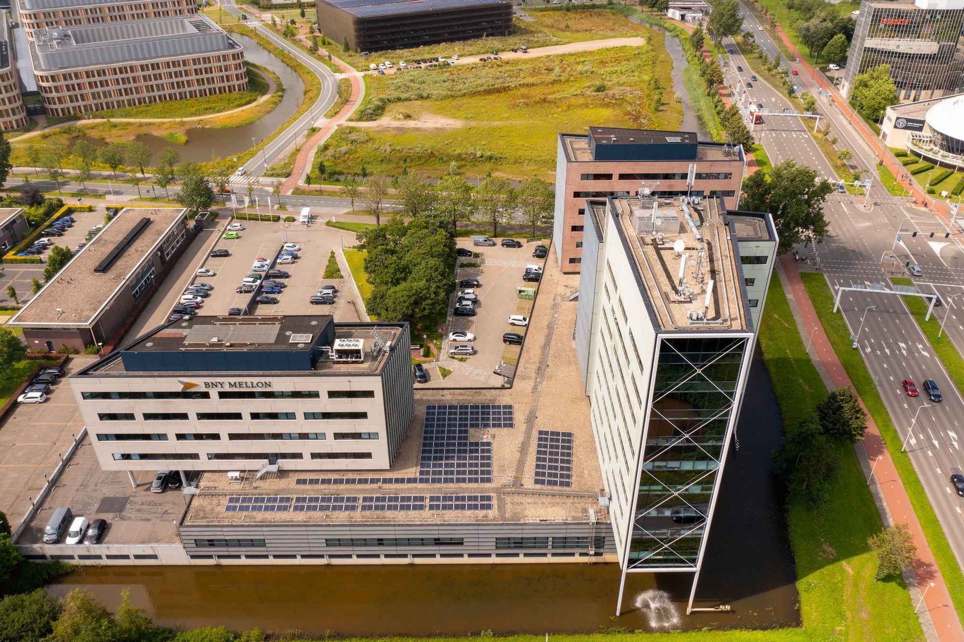 Een luchtfoto van een groot gebouw met zonnepanelen op het dak.