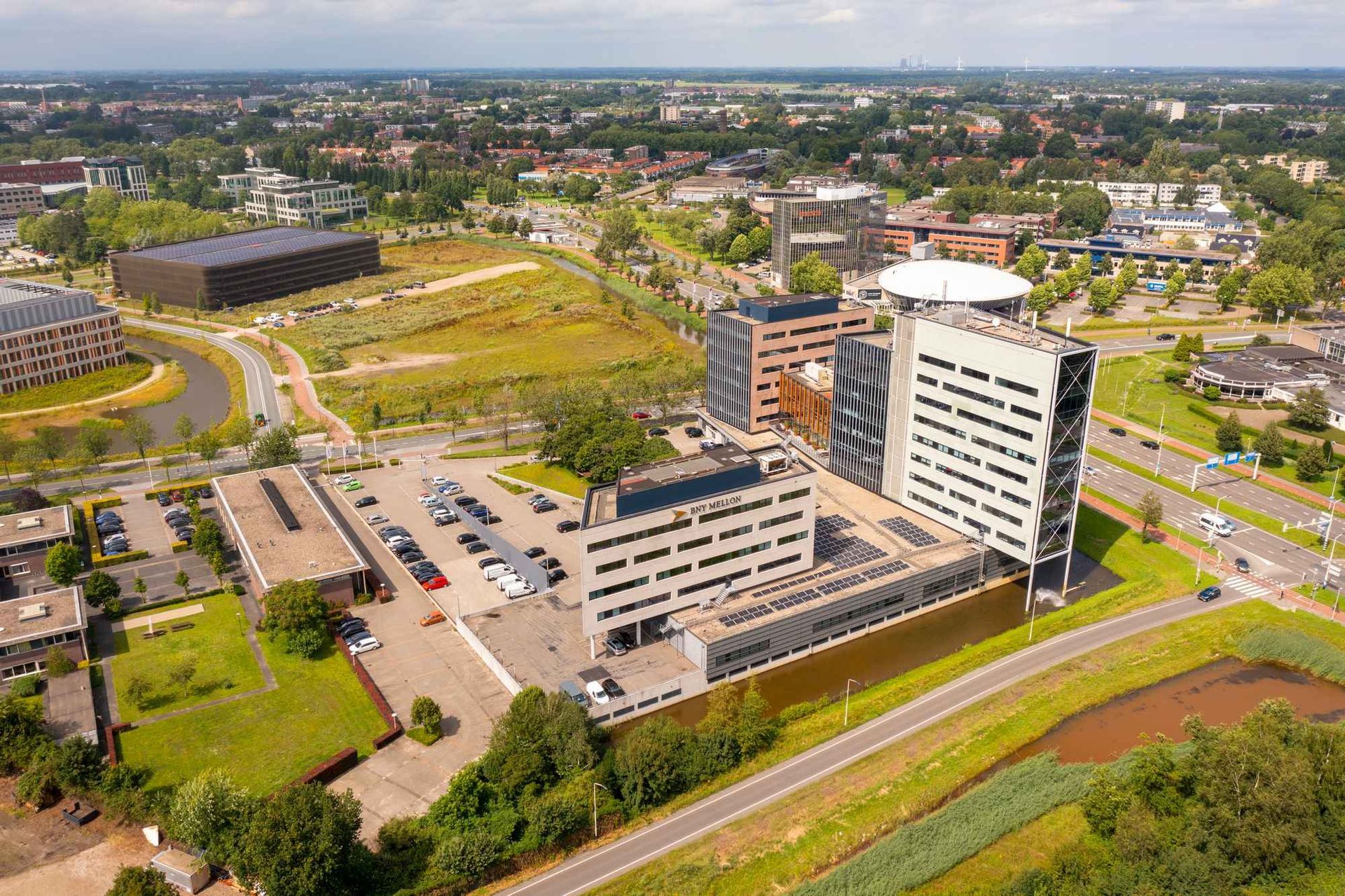 Een luchtfoto van een groot gebouw in het midden van een stad.
