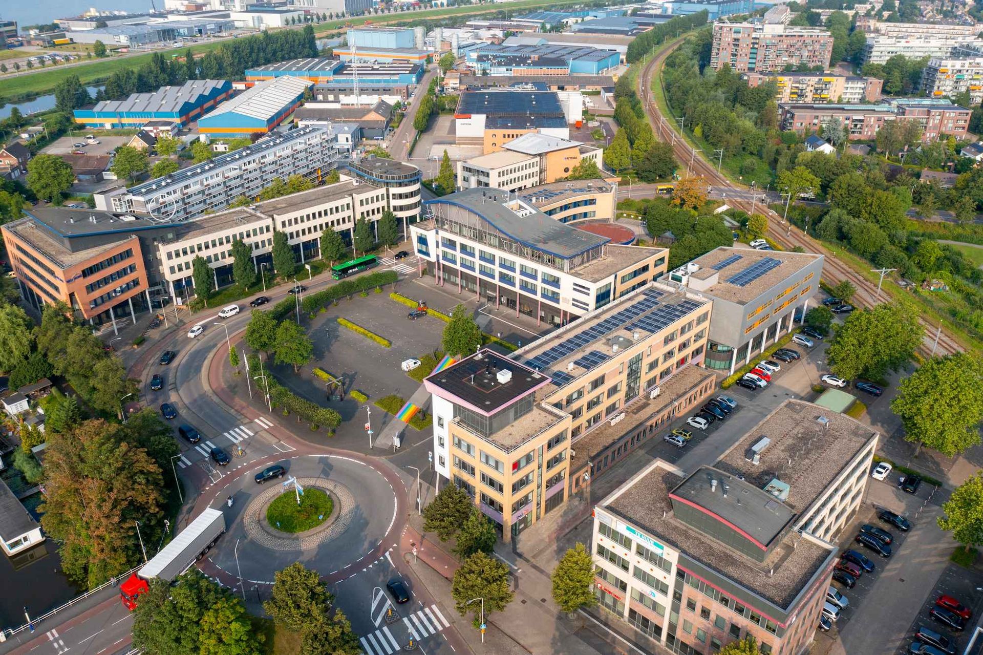 Een luchtfoto van een stad met veel gebouwen en een rotonde.
