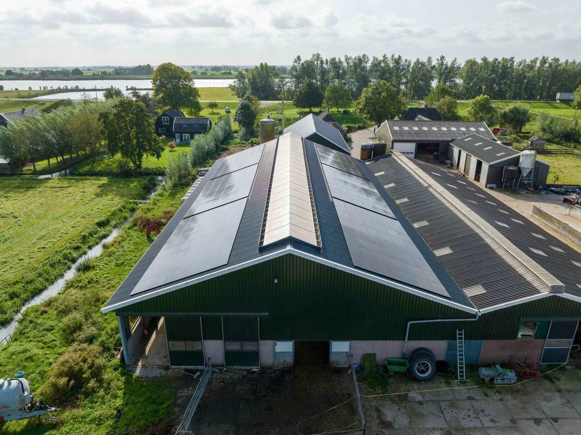 Een luchtfoto van een boerderij met zonnepanelen op het dak