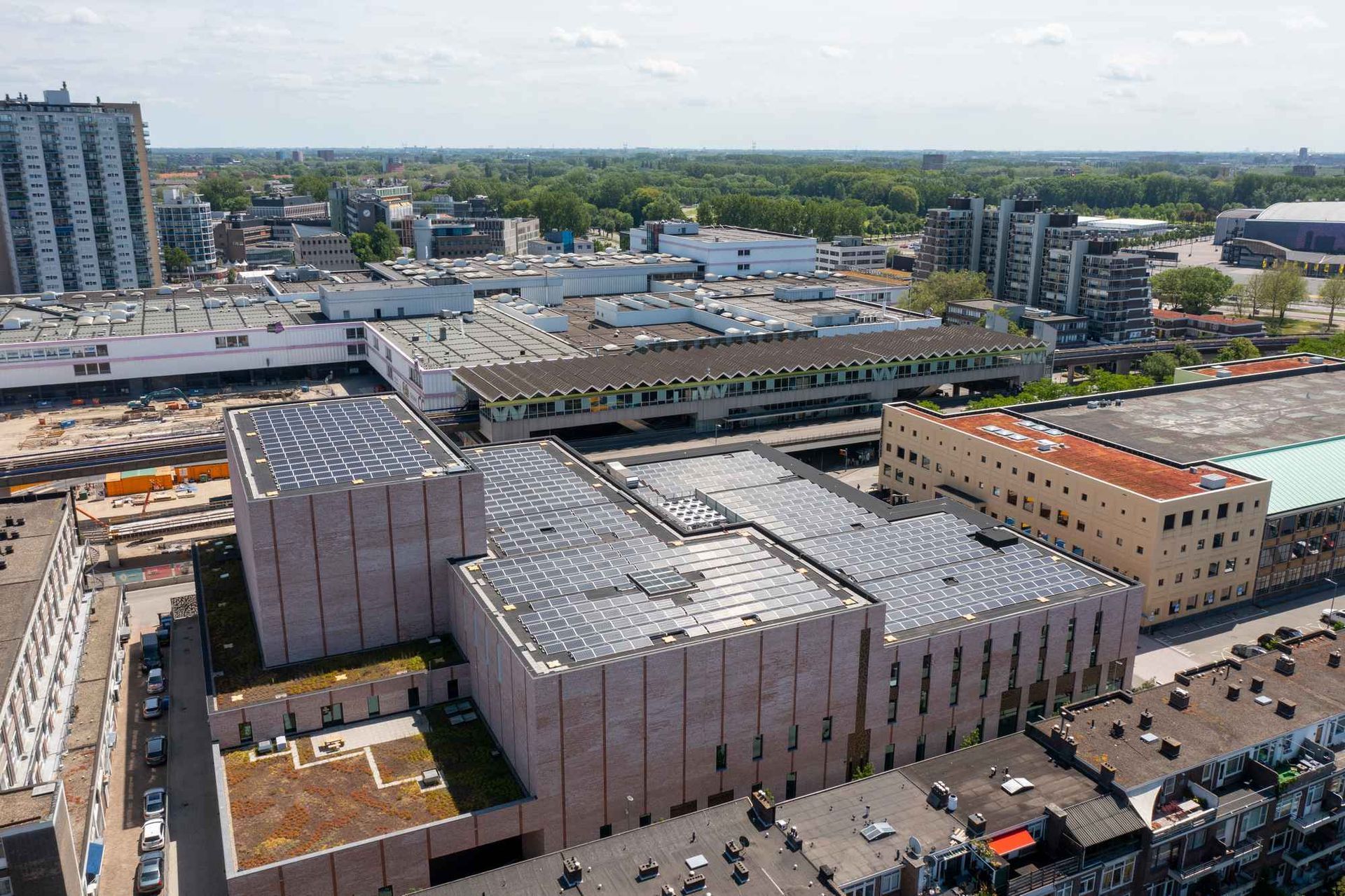 Een luchtfoto van een groot gebouw in het midden van een stad.