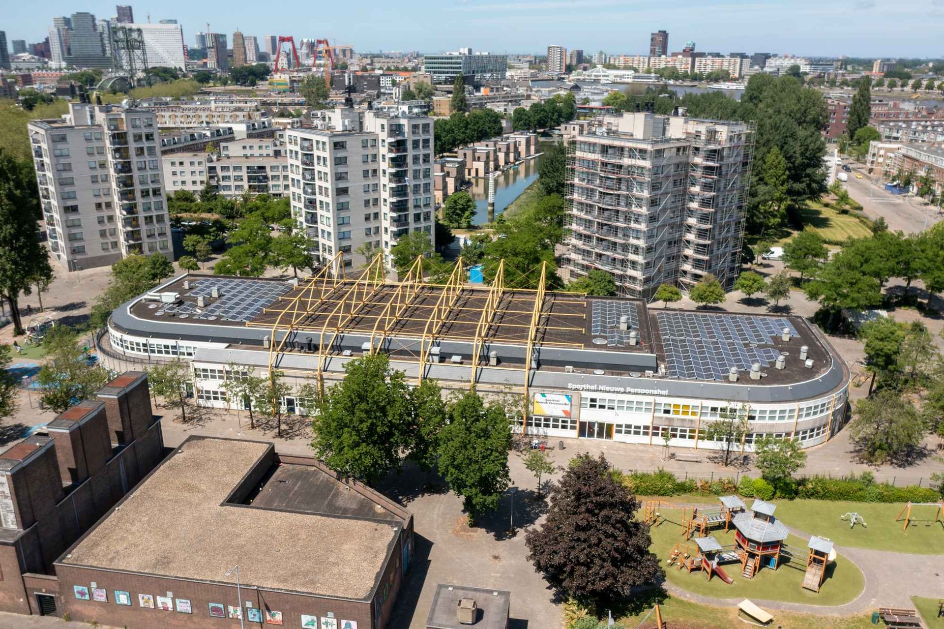 Een luchtfoto van een stad met veel gebouwen en bomen