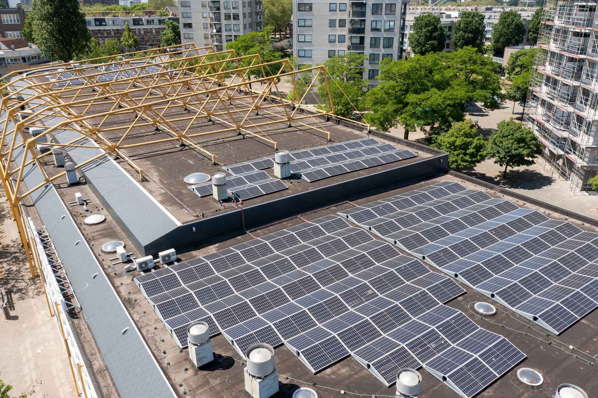 Er liggen veel zonnepanelen op het dak van een gebouw.