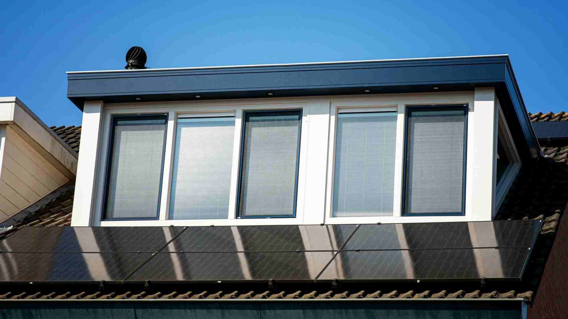 Een huis met een balkon op het dak.