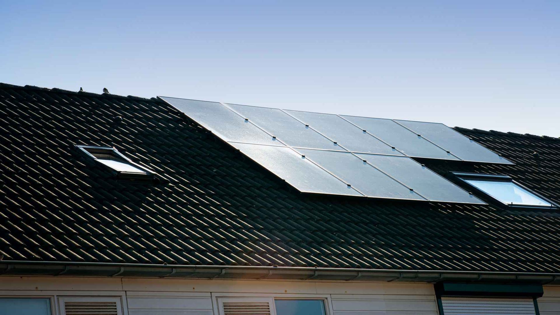 Een dak met veel zonnepanelen erop