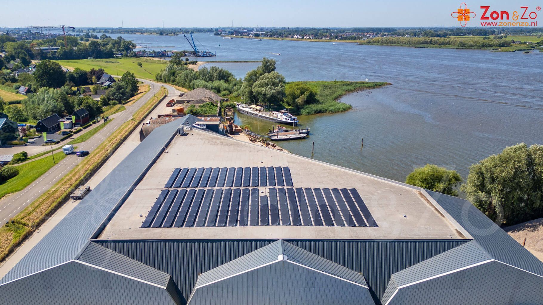Een luchtfoto van een gebouw met zonnepanelen op het dak