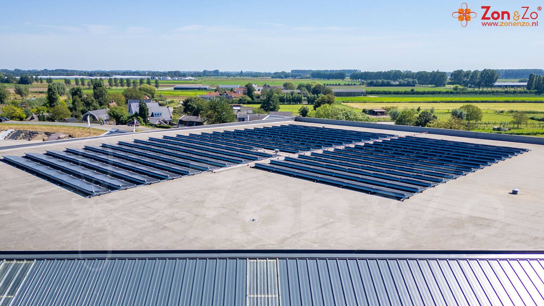 Een dak met veel zonnepanelen erop