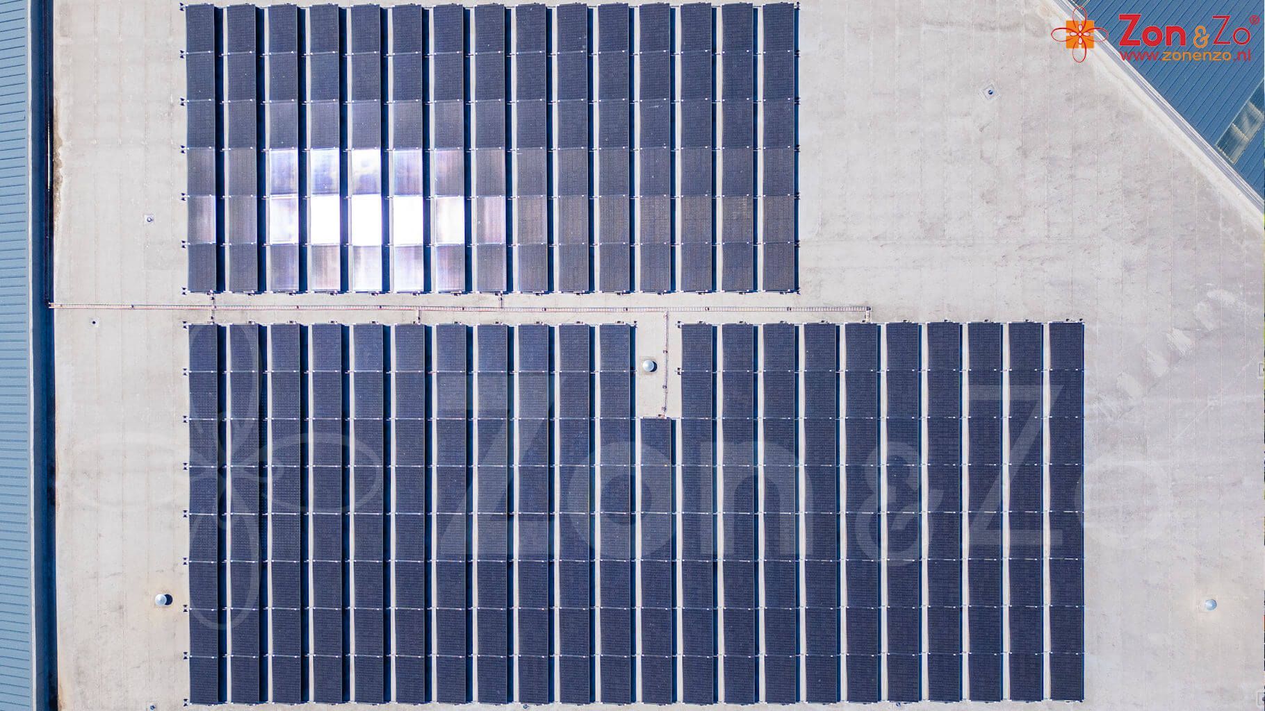Een luchtfoto van een gebouw met zonnepanelen op het dak