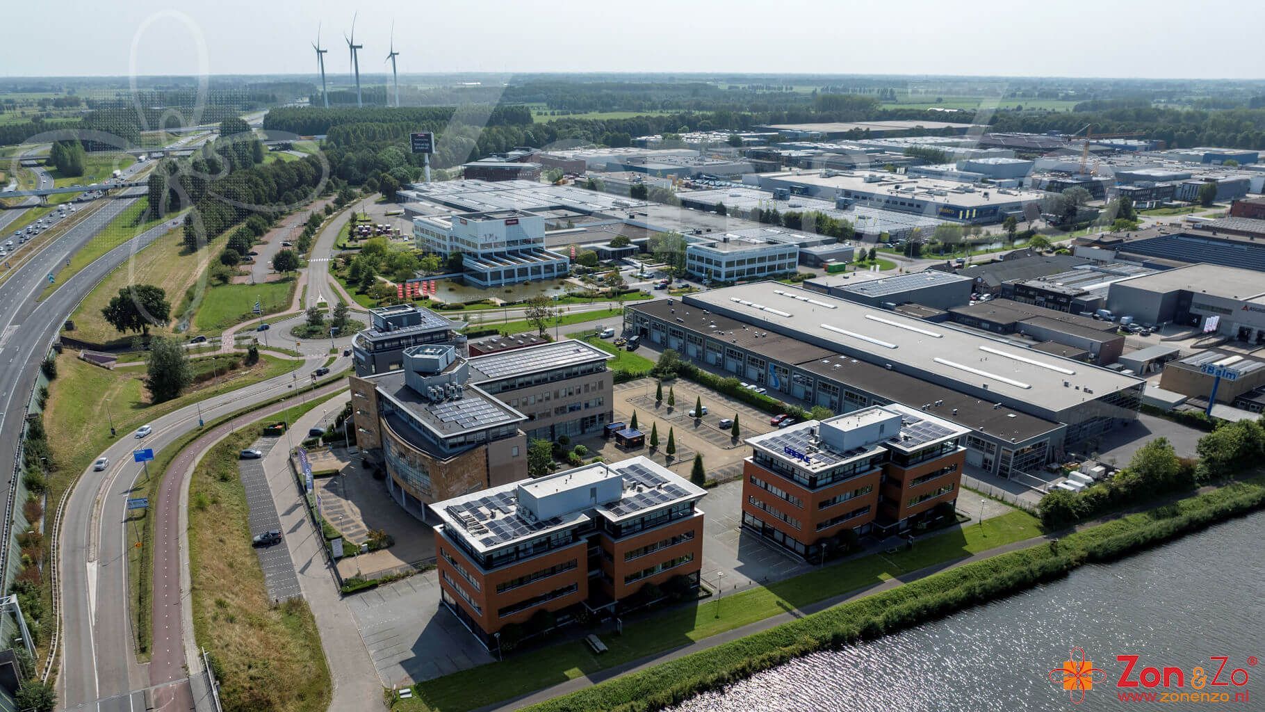 Een luchtfoto van een stad met veel gebouwen en een rivier.