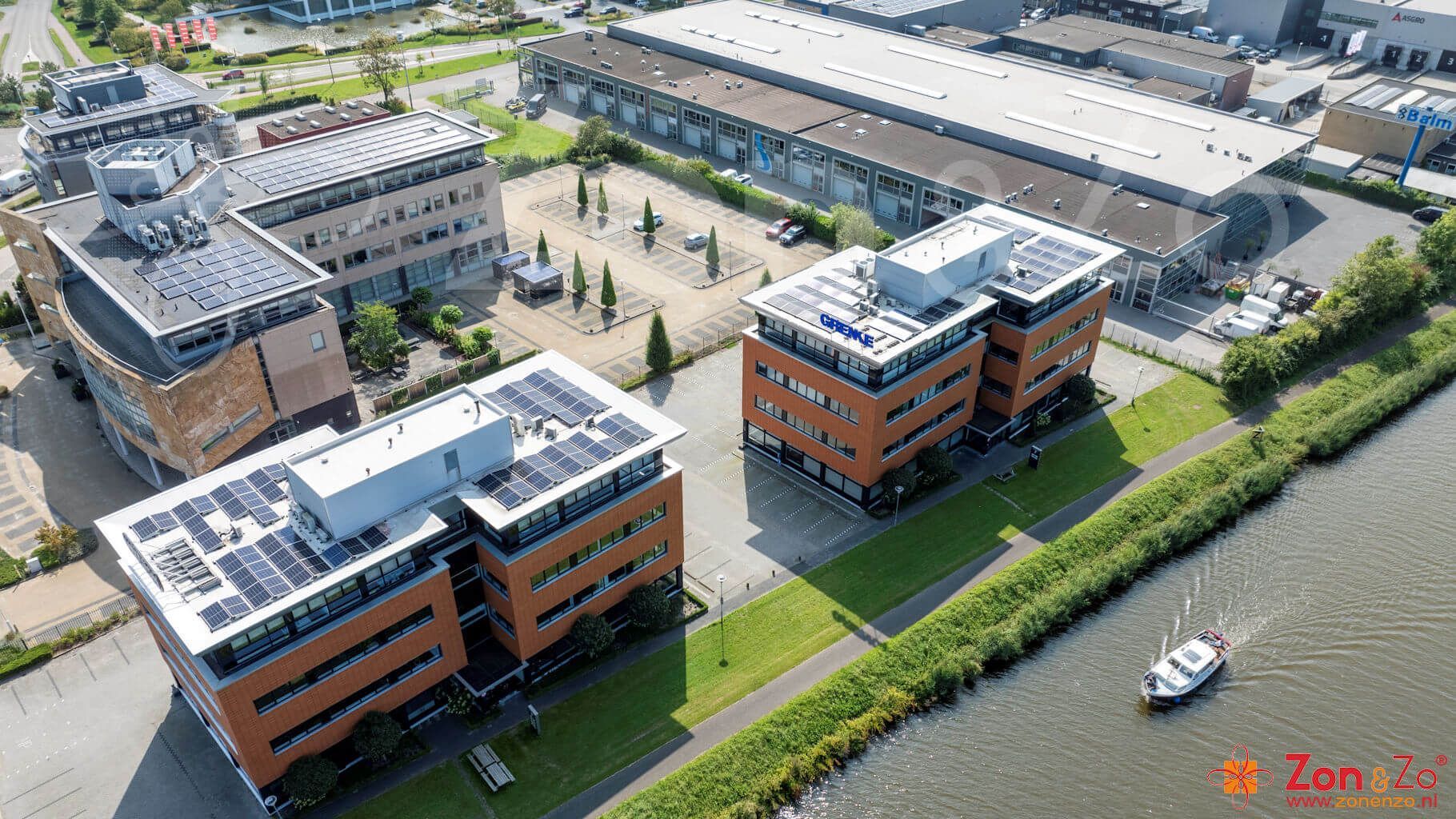 Een luchtfoto van een stad met gebouwen en een boot in het water.