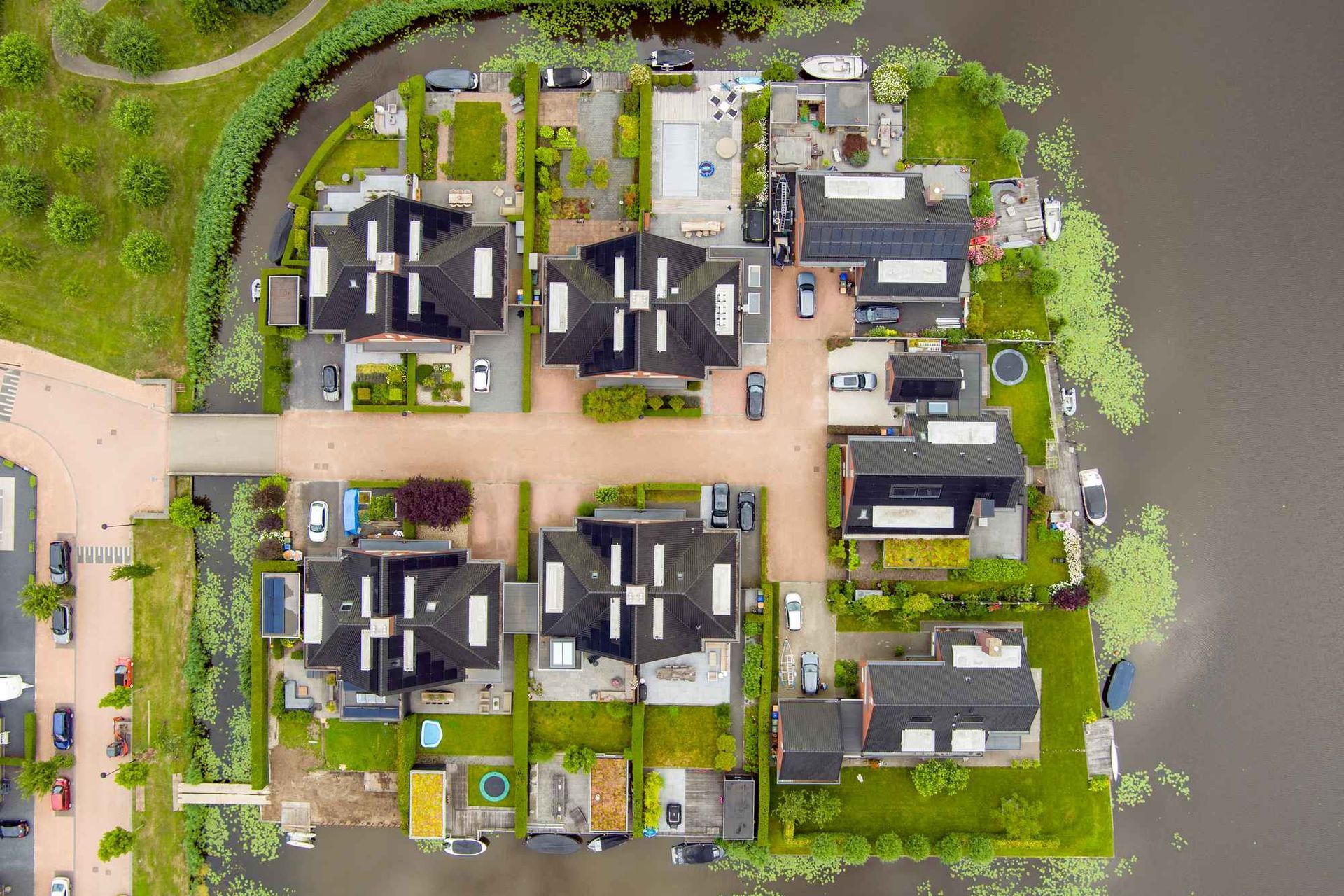 Een luchtfoto van een woonwijk aan een water.