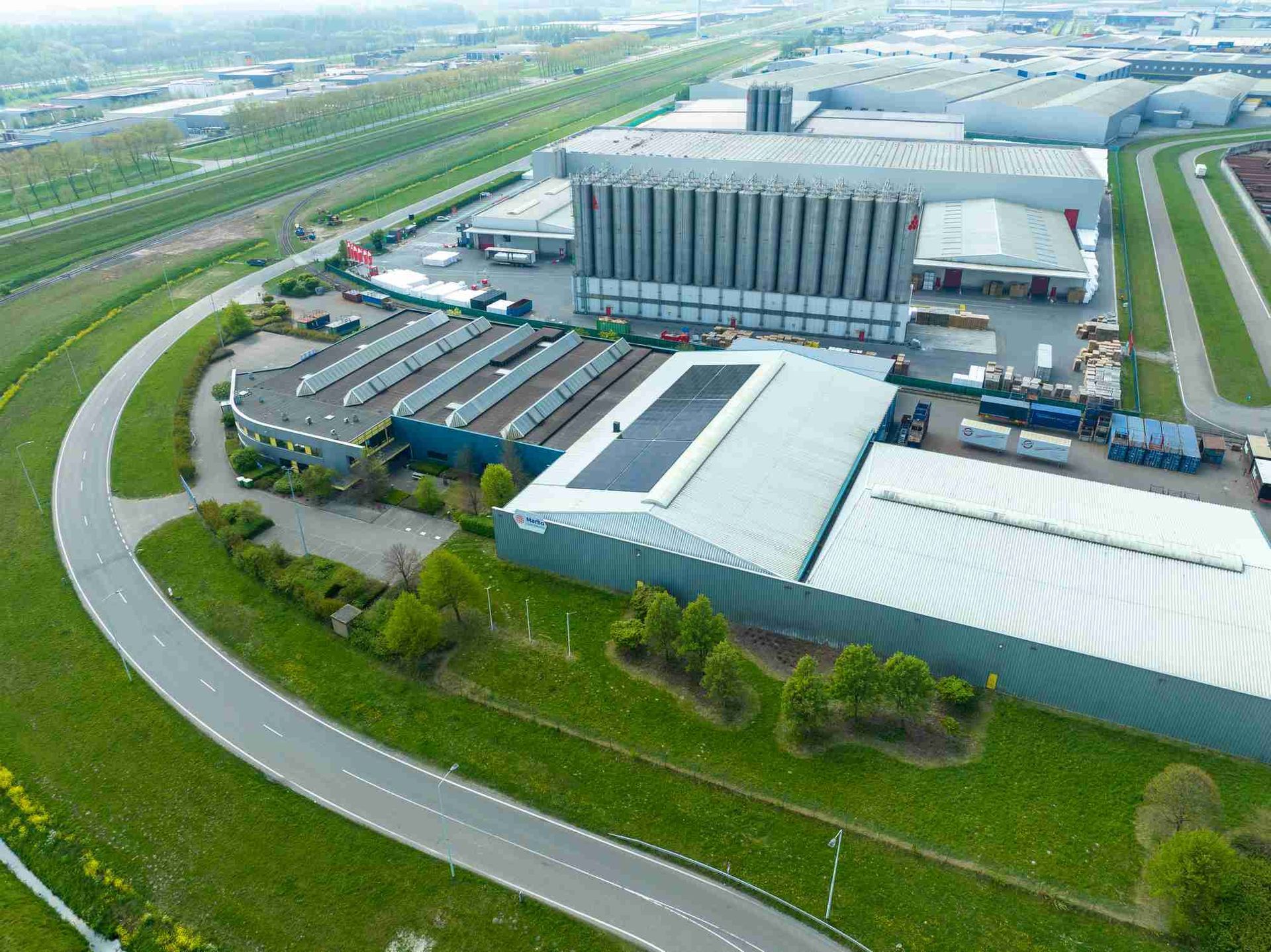 Een luchtfoto van een groot industriegebied met een groot gebouw in het midden.