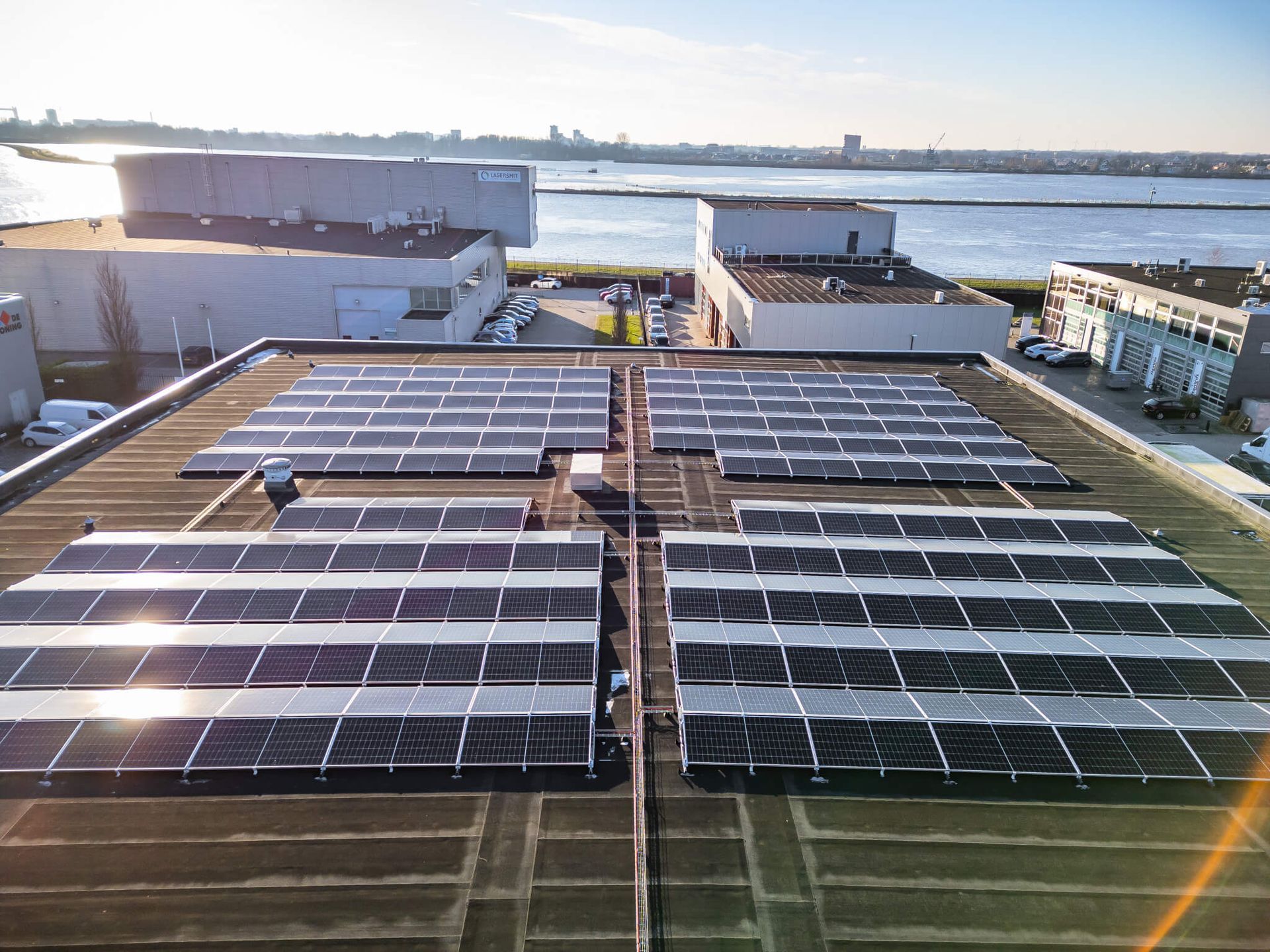 Een groot aantal zonnepanelen op het dak van een gebouw