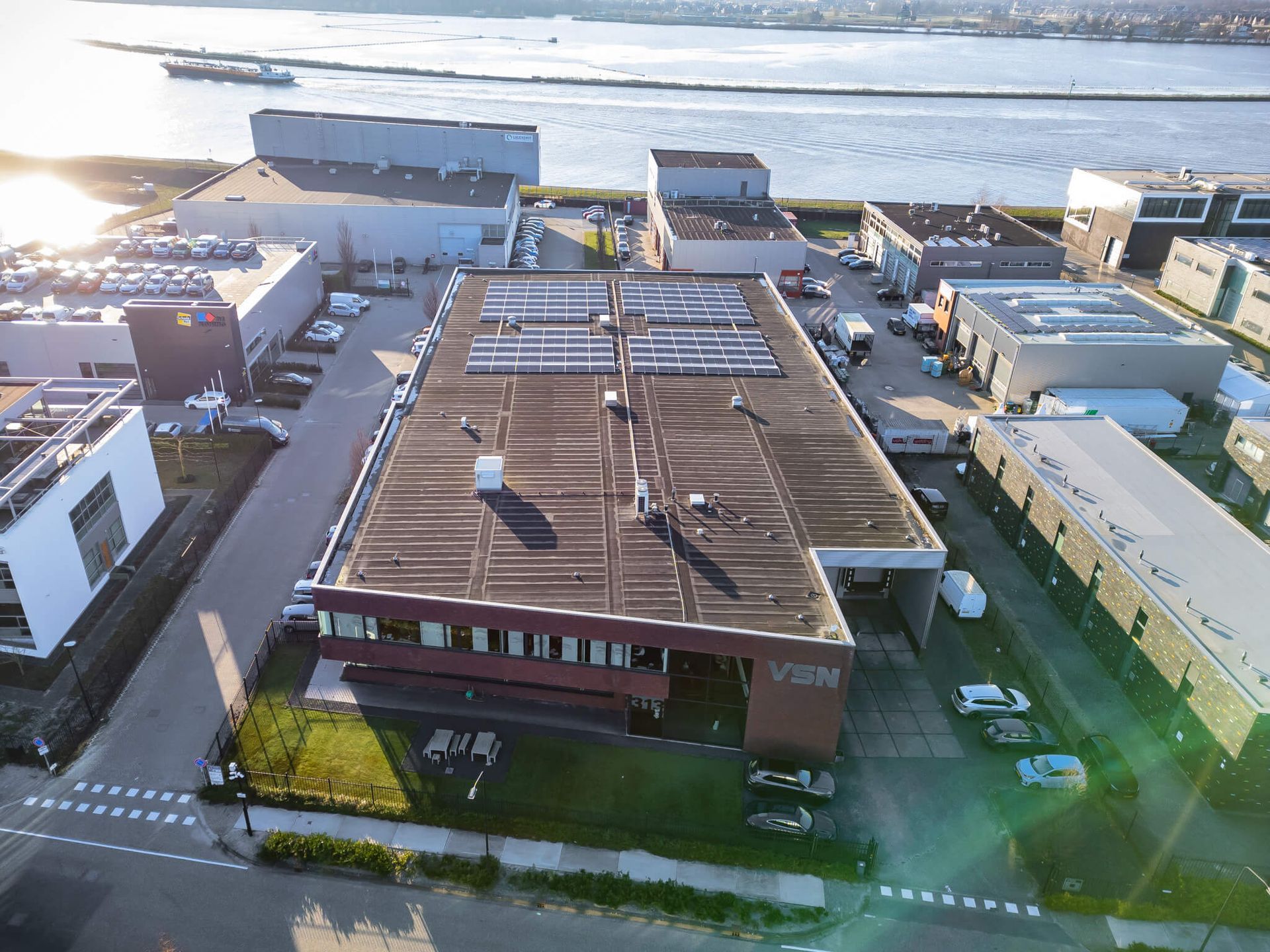 Een luchtfoto van een groot gebouw met het woord visa op het dak