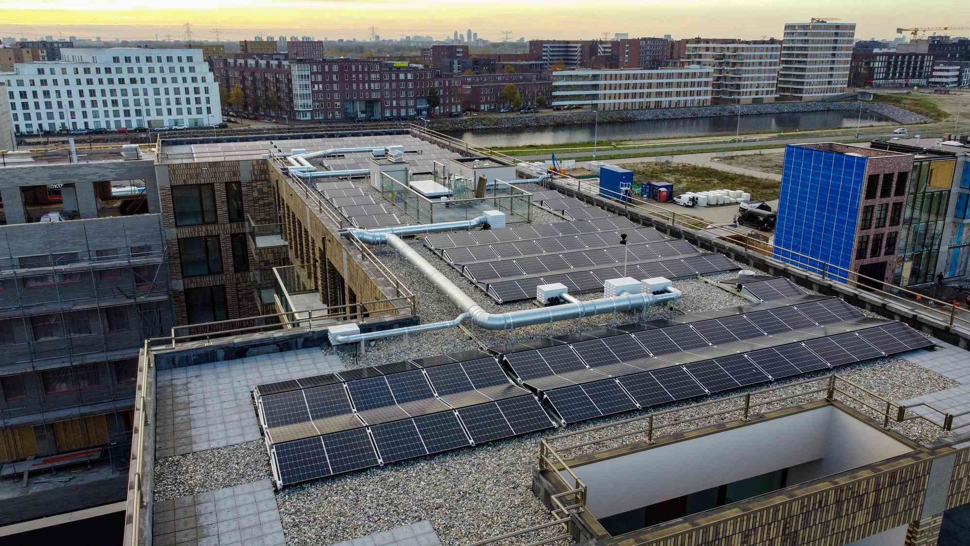 Een luchtfoto van een gebouw met zonnepanelen op het dak.