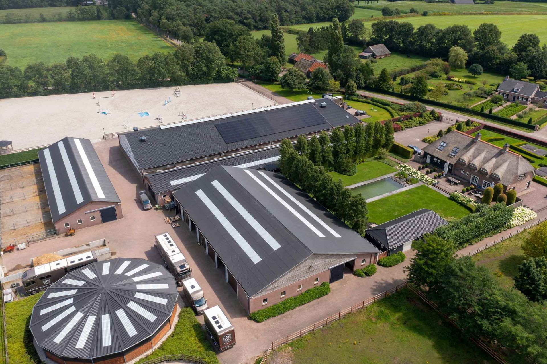 Een luchtfoto van een grote boerderij met een rotonde in het midden
