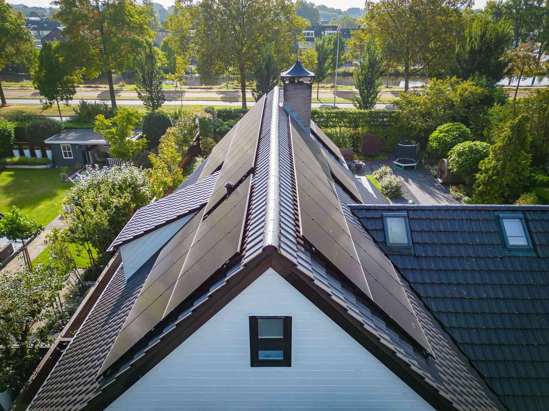 Een luchtfoto van een huis met zonnepanelen op het dak