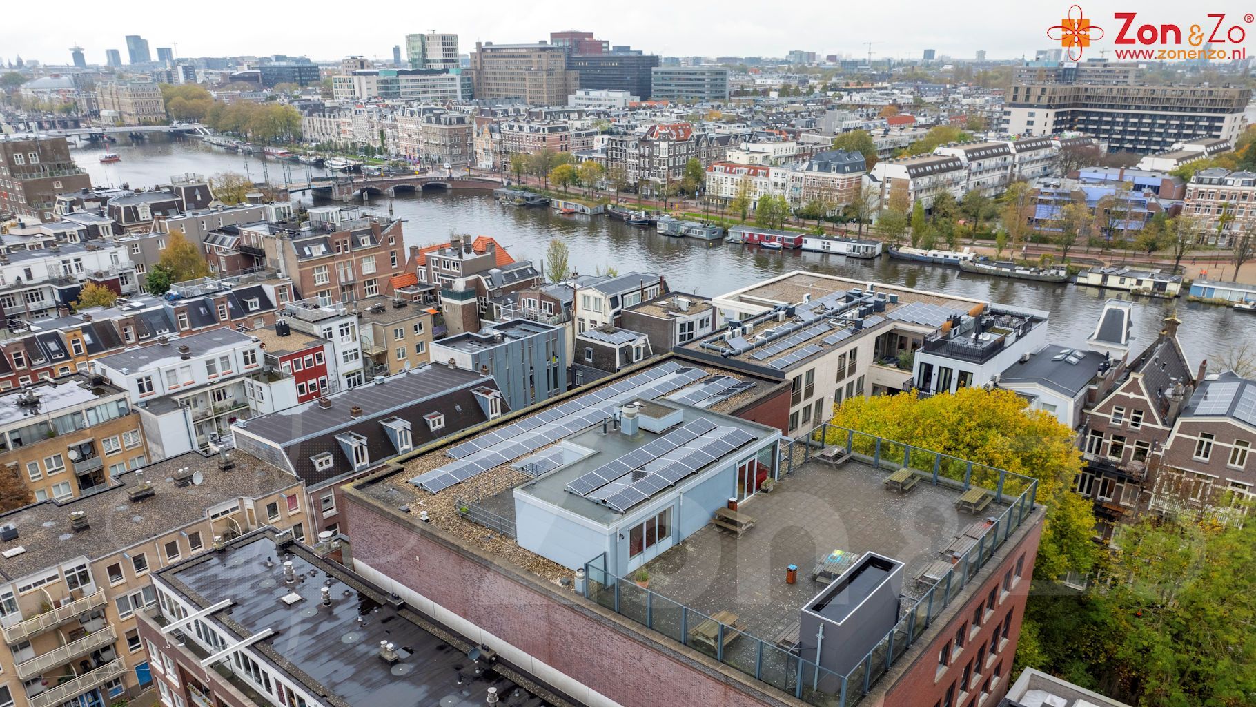Een luchtfoto van een stad met een rivier en gebouwen.