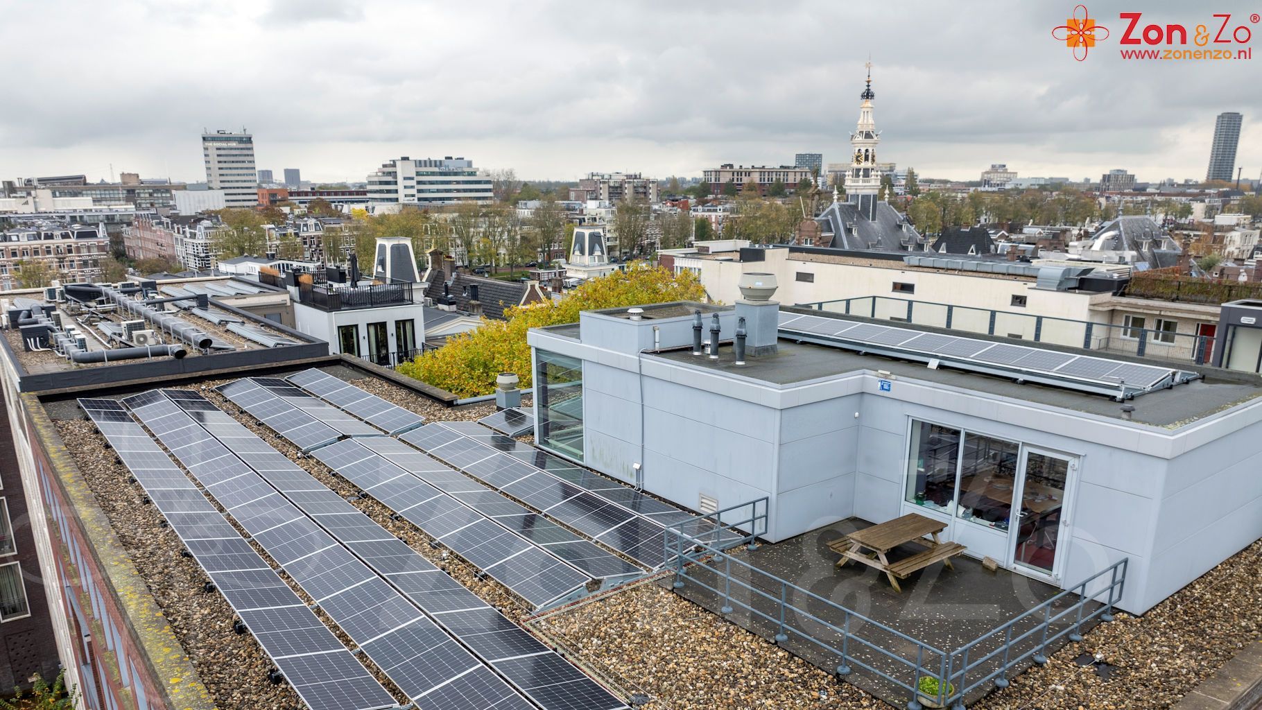 Er liggen veel zonnepanelen op het dak van een gebouw.