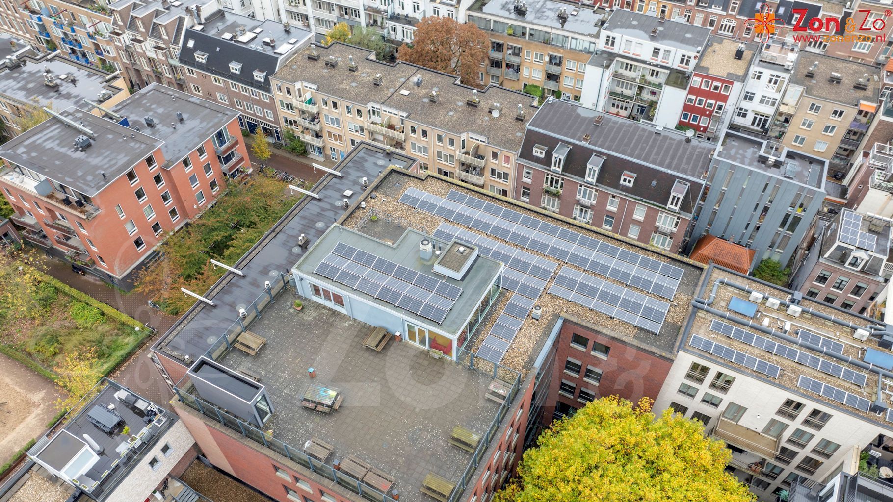 Een luchtfoto van een stad met veel gebouwen en bomen.