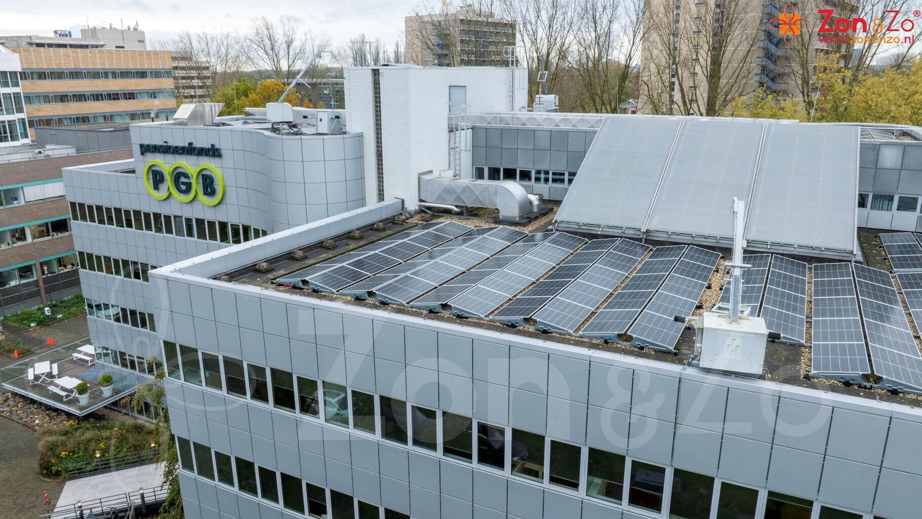 Een groot gebouw met veel zonnepanelen op het dak.