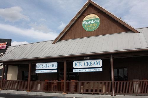 A building with a sign that says ice cream on it