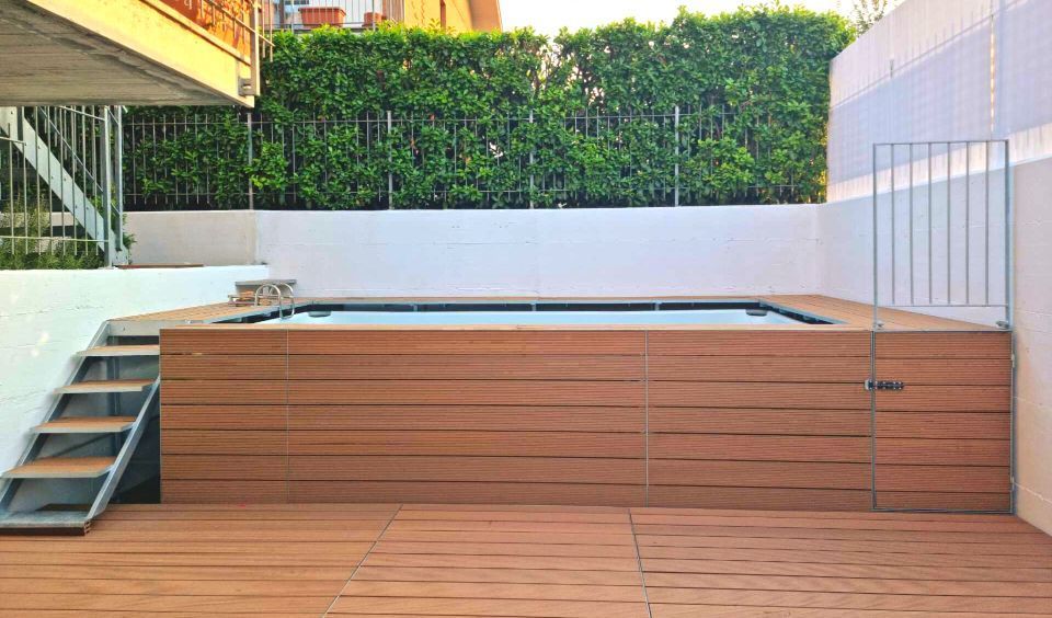 piscina fuori terra con scala esterna