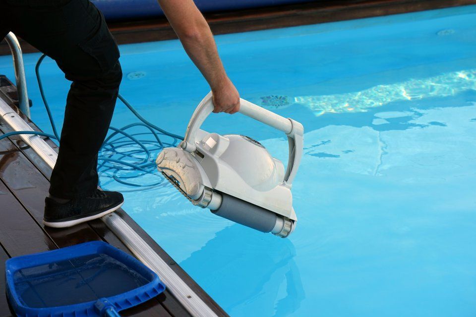 pulizia acqua di una piscina
