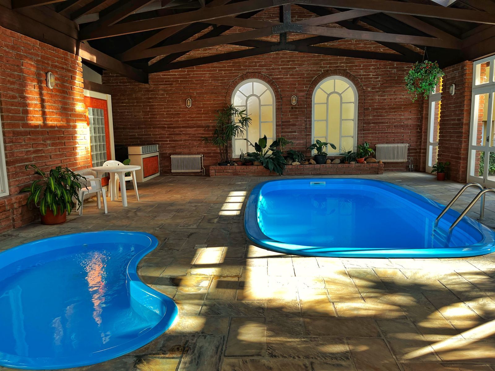 Uma grande piscina coberta em um prédio de tijolos