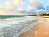 Playa soleada con olas turquesas, espuma blanca y arena dorada bajo un cielo parcialmente nublado.