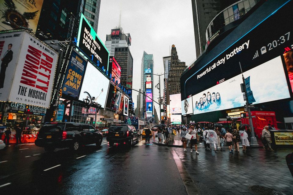 A busy city street with a sign that says pretty woman