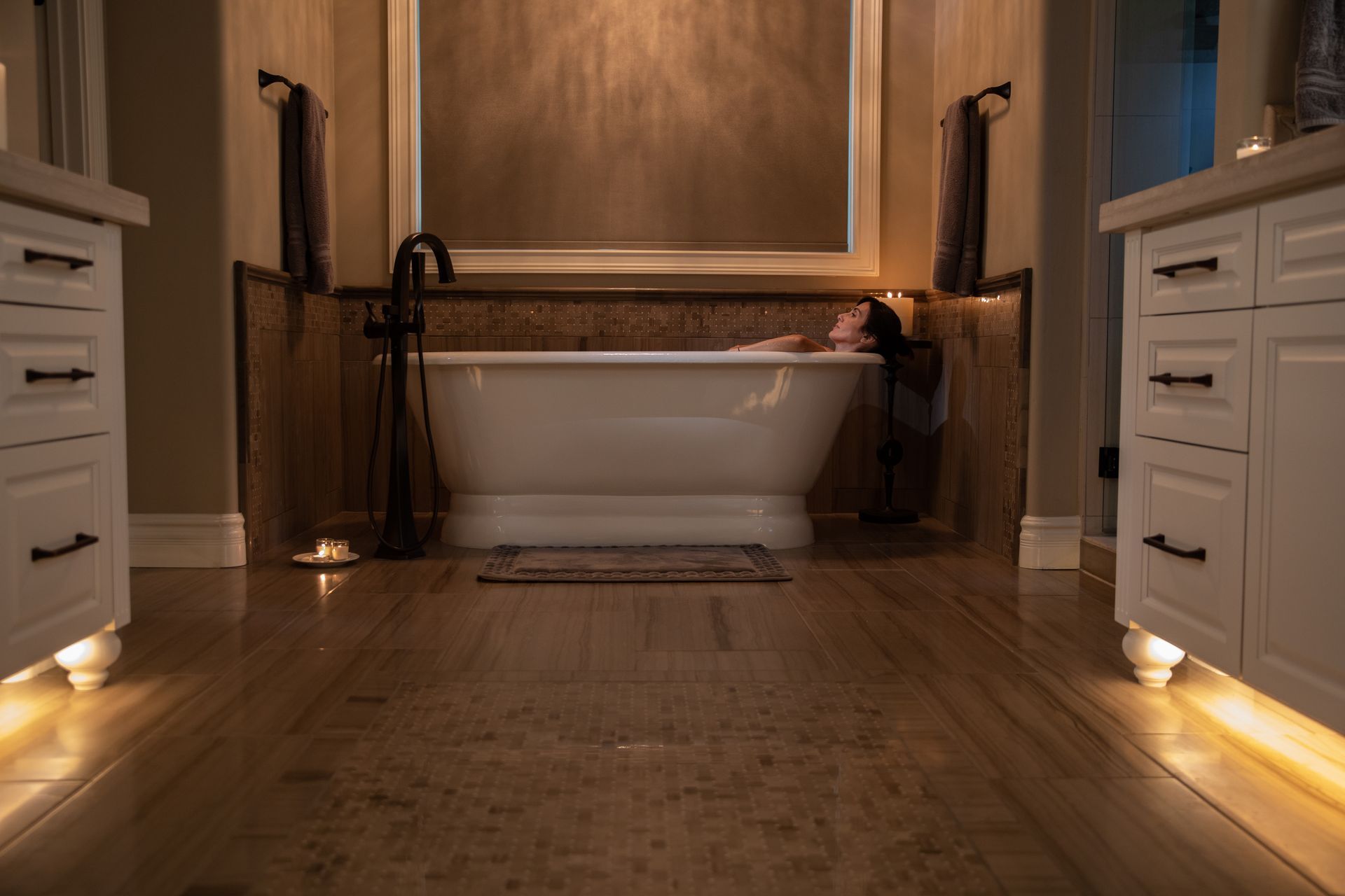 Smart lighting design in luxury bathroom using Colorbeam architectural fixtures for relaxation and ambiance.