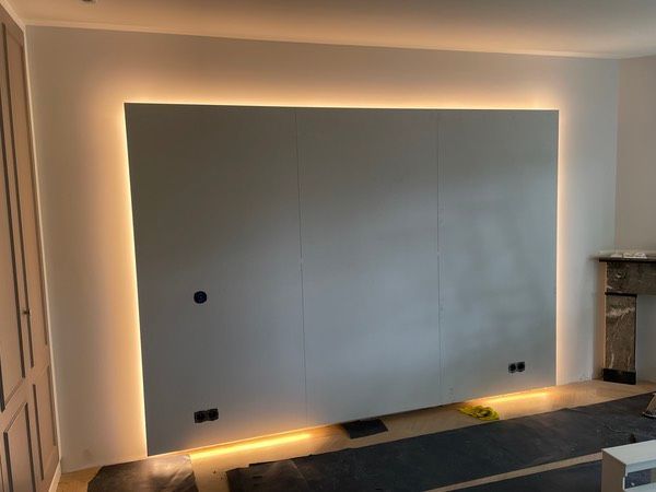 Led sfeerwand in slaapkamer. zwevend aan de muur met inbouw stopcontacten afgemonteerd tbv de nachtkastjes en een ingebouwde dimmer.