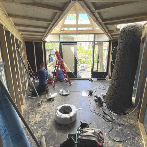 Aanleg volledig elektrische installatie in een door architect ontworpen guesthouse. Licht, aansluitpunten kitchenette en stopcontacten in de wanden. bovenkant van de pui afgewerkt met multicolor led strip op afstandbediening.