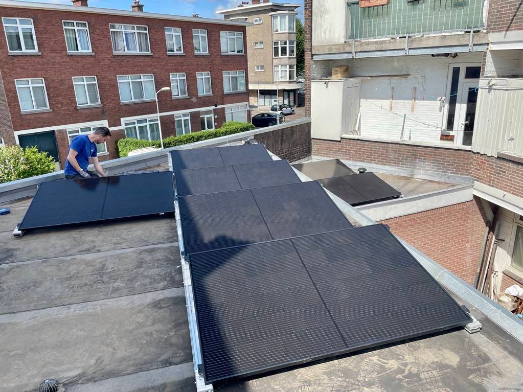 Wij installeren zonnepaneel systemen op alle platte daken van het merk Solaredge. Hoge opbrengst met per paneel een micro omvormer om een optimaal rendement te hebben ook wanneer er niet overal zon opvalt. Vraag vrijblijvend naar de mogelijkheden of een offerte!