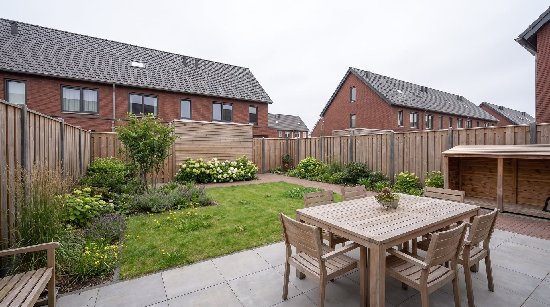 Hoogteverschil in de tuin opgevangen met een stenen keerwand