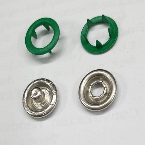 לחצניות תיקתקים לבגדי ילדים ותינוקות