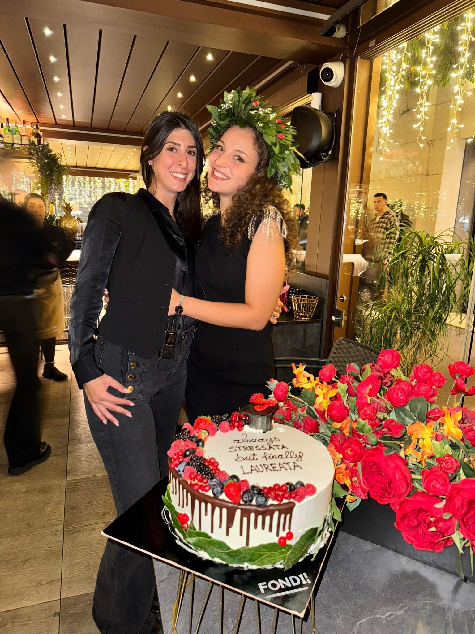 foto amiche festa di compleanno con torta FONDI