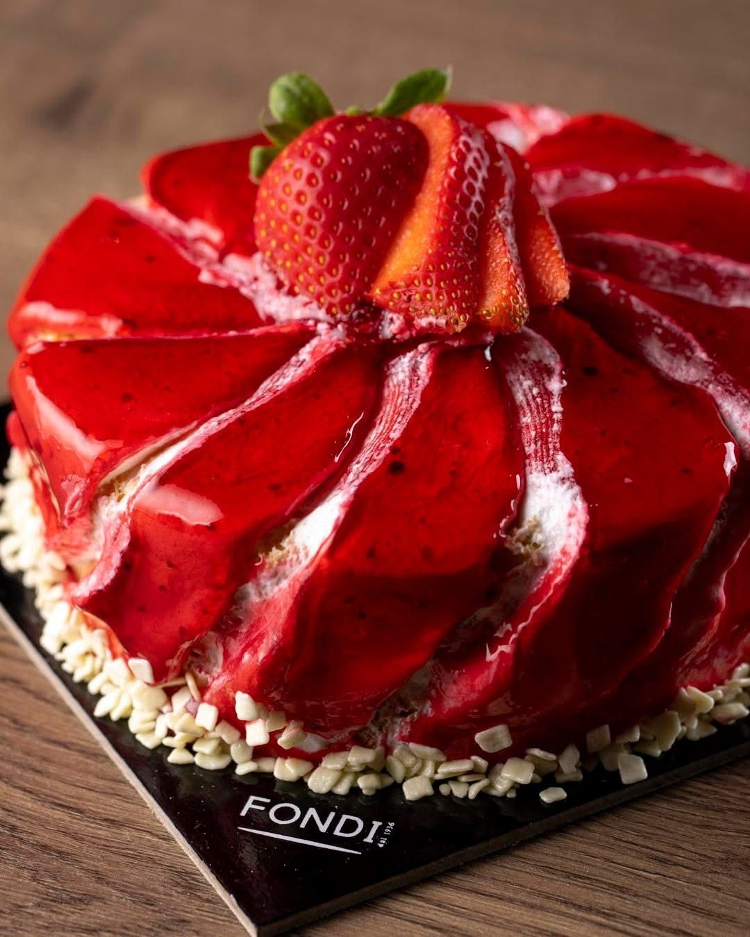 torta FONDI con glassa e fragole