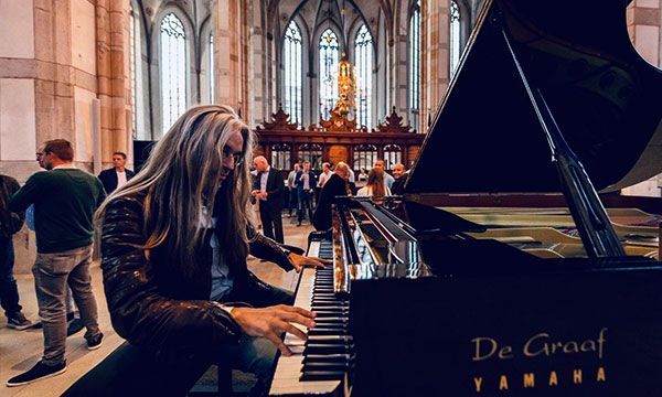 Jan Vayne achter piano