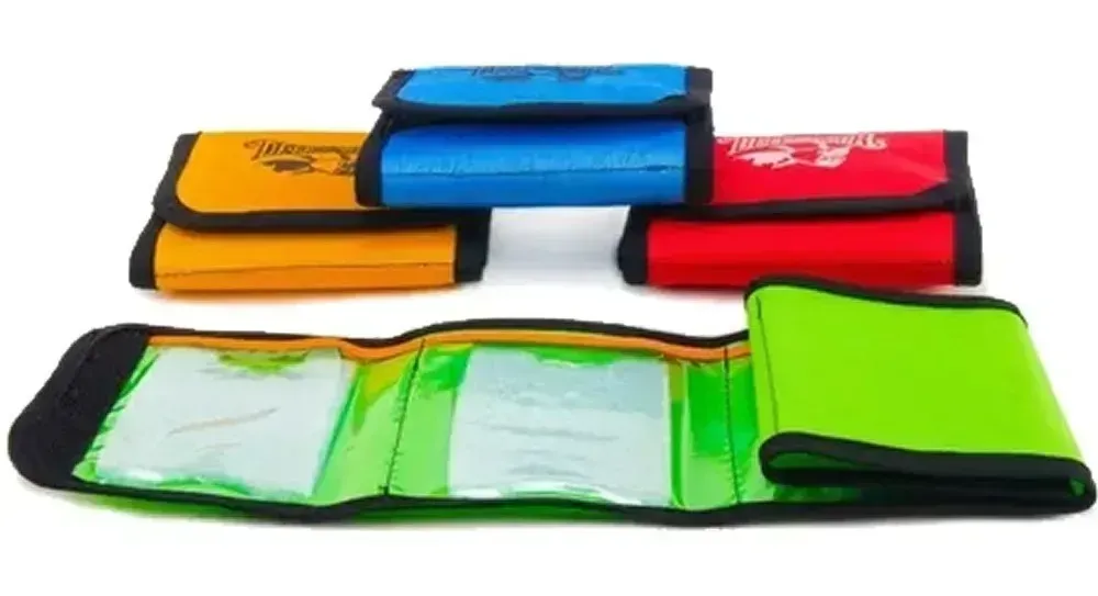 Carteras organizadoras de cheques y tarjetas, coloridas y con estilo acordeón, en azul, naranja, rojo y verde sobre un fondo blanco