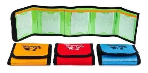 Carteras organizadoras de cheques y tarjetas, coloridas y con estilo acordeón, en azul, naranja, rojo y verde sobre un fondo blanco