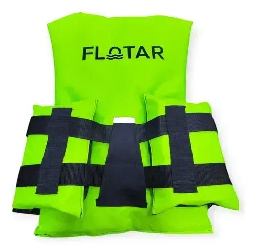 Chaleco de flotación verde neón brillante y negro con hebillas, con la marca “FLOTAR”