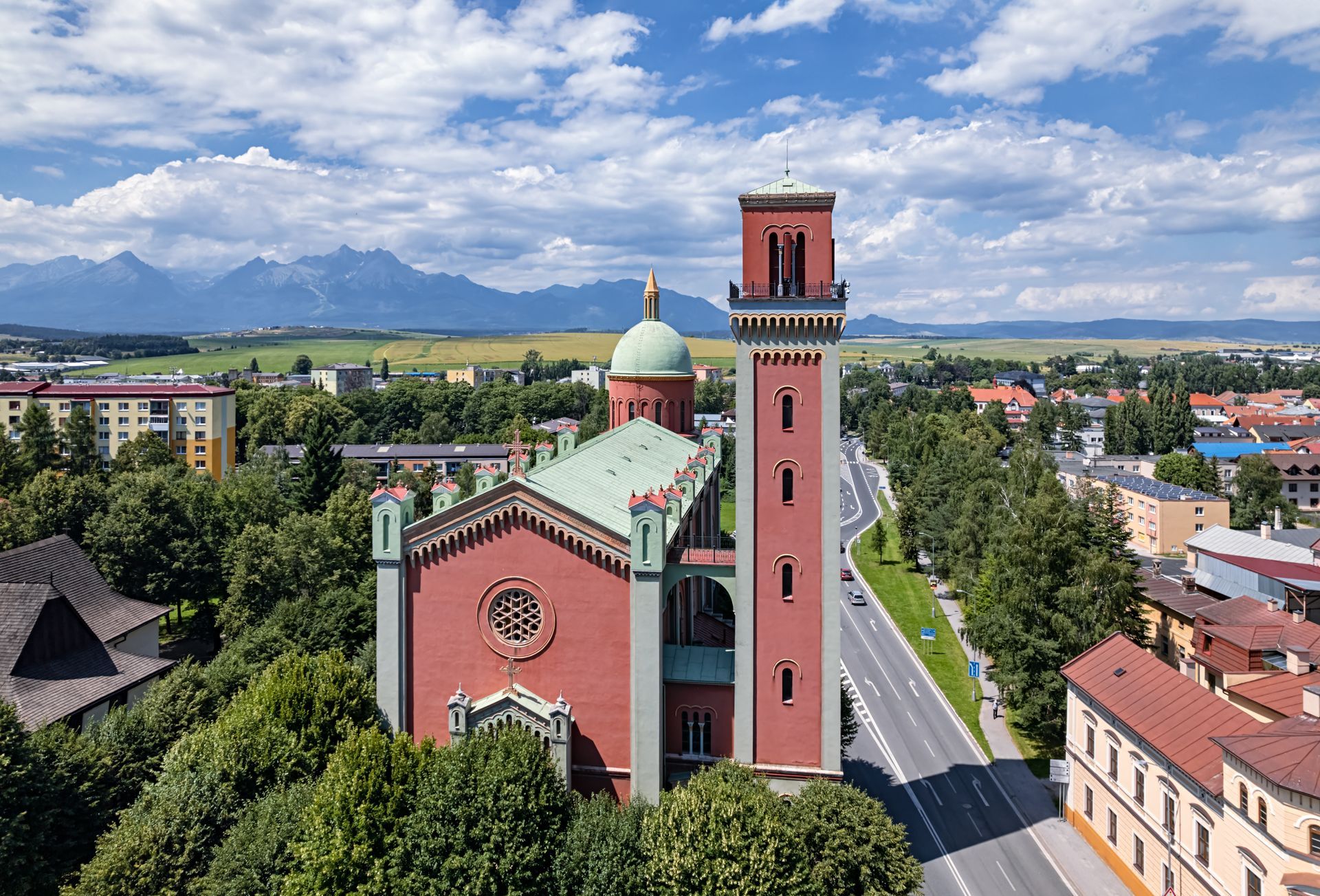 Zdroj: GettyImages Červený kostol a veža pred s výhľadom na Tatry
