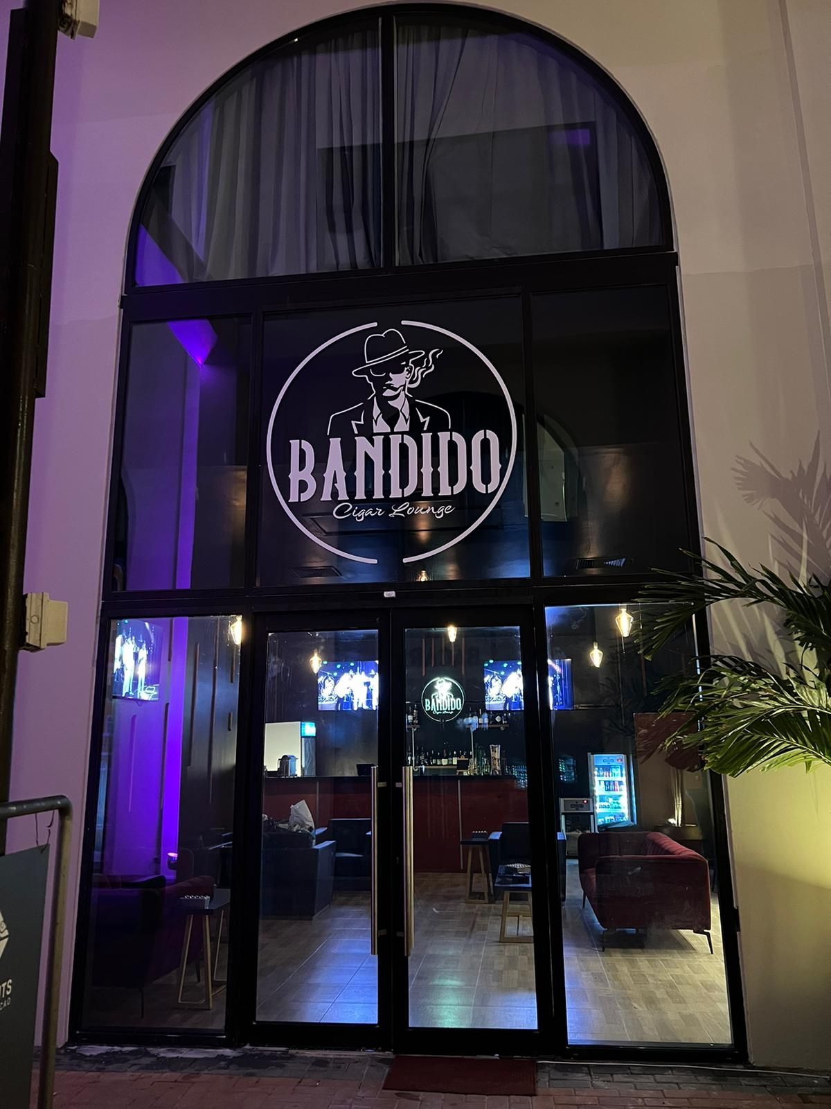 A building with a sign that says bandido on it