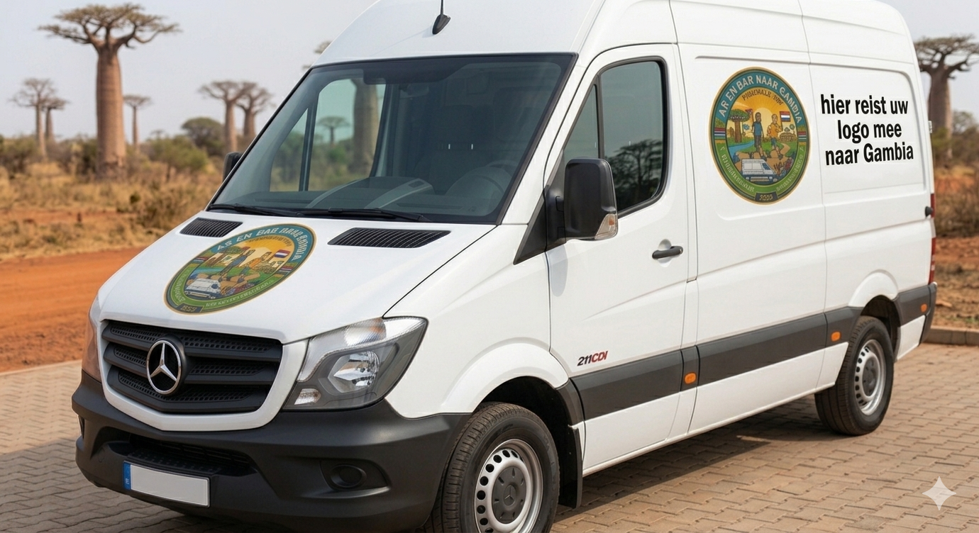 Witte Mercedes-bus met logo van wilde dieren, geparkeerd op een onverharde weg in een savannelandschap.