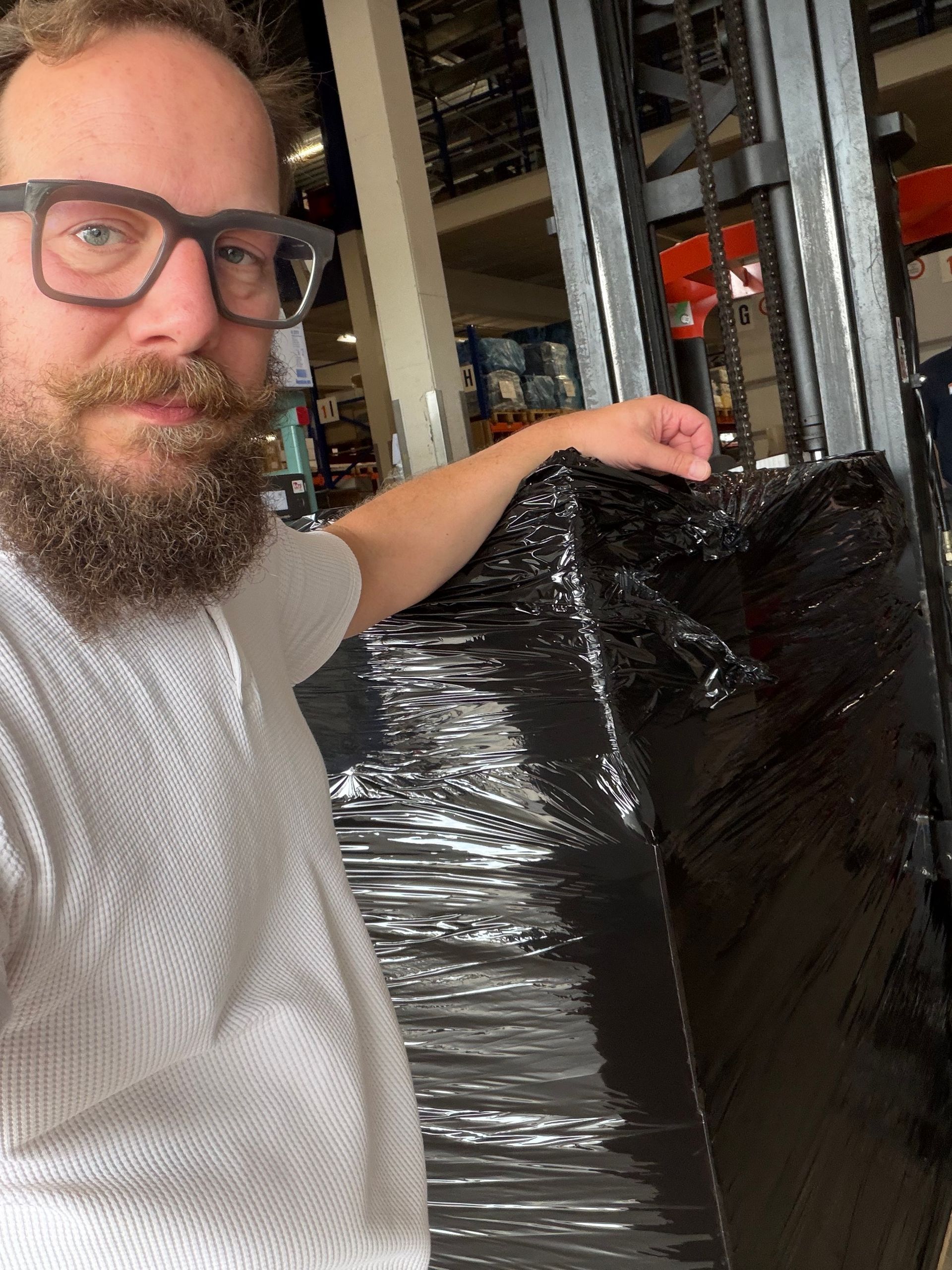 Dozen met brillen klaar voor sortering en transport